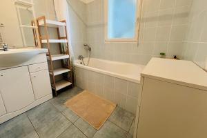 Ένα μπάνιο στο Maison Héloïse - 2 chambres - Terrasse privée - Vacances au calme avec tous les commerces à proximité +25 φωτογραφίες