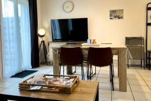 Μια τηλεόραση ή/και κέντρο ψυχαγωγίας στο Maison Héloïse - 2 chambres - Terrasse privée - Vacances au calme avec tous les commerces à proximité