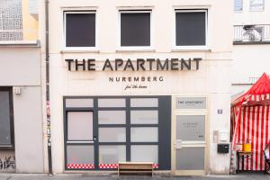 Un edificio con un cartel que dice "los inquilinos" en Kaisercity Apartment 6, en Núremberg