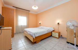 Postel nebo postele na pokoji v ubytování Beautiful Apartment In Pag