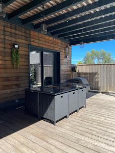 Dormir à Pinarello Villa 9 pers Piscine chauffée 5 min Plage في سانت لوسي دي بورتو فيشيو: فناء مع طاولة على سطح خشبي +21 صورة