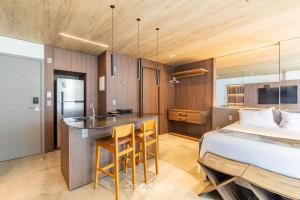 una camera con letto e una cucina con bar di NWTs - Estúdios com Vista Lateral Mar em Maceió IV a Maceió Altre 75 foto