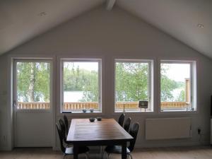 Φωτογραφία από το άλμπουμ του Lakefront house with jetty, boat and great fishing στην Ουψάλα