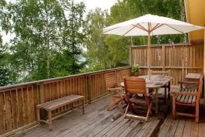 Μπαλκόνι ή βεράντα στο Lakefront house with jetty, boat and great fishing