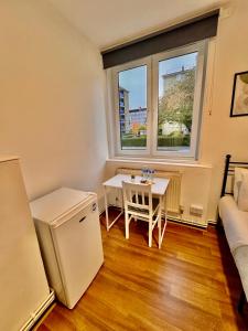 Posezení v ubytování Cozy Private Room in Camden, near Regents Park