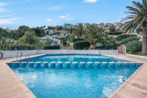 une piscine avec vue sur une ville dans l'établissement Casa Julieta, à Benitachell
