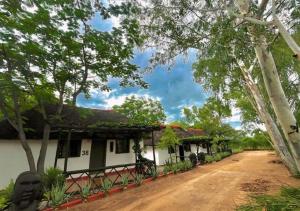 ルンドゥにあるNgandu Hotel - Runduの未舗装路脇の家