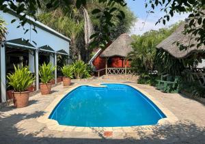 ルンドゥにあるNgandu Hotel - Runduの家の前のプール
