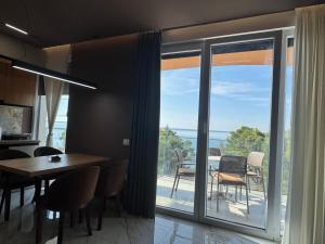 a kitchen and dining room with a view of the ocean at Sunset Luxury Apartment Shengjin in Lezhë