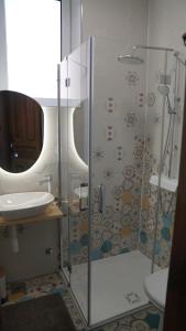 ein Badezimmer mit Dusche und Waschbecken in der Unterkunft Lovely&quiet, free parking, 24h self check in in Zagreb