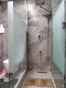 a shower with a glass door in a bathroom at 2 chambres à Belgaid in Bir el Djir