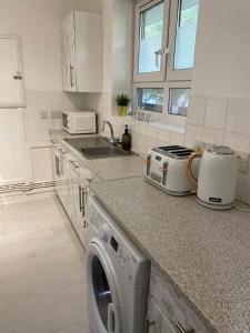 Η κουζίνα ή μικρή κουζίνα στο 18K HOME FROM HOME +39 φωτογραφίες