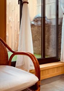 una silla sentada frente a una ventana en Nara IROHA, en Nara 19 fotos más