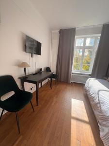 a bedroom with a desk and a bed and a desk at Suite studio Darcy in Dijon