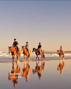 un grupo de personas montando a caballo en la playa en Peaceful Family Villa on a Farm with Private Pool and Stunning Mountain Views, en Agadir