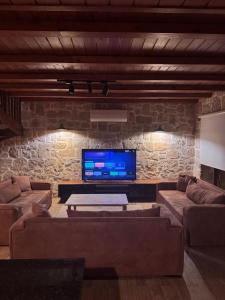 een woonkamer met banken en een flatscreen-tv bij Real Love Villas in Sakarya