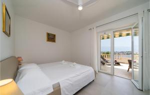 Postel nebo postele na pokoji v ubytování Apartment Selca Put Ruzmarina Iii