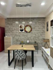 TV a/nebo společenská místnost v ubytování MAISON Khadija Abibatou