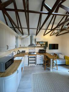 Kuchyň nebo kuchyňský kout v ubytování Woodland Cabin - Cotswold Way - Logs & Dogs