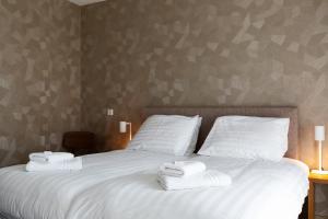 ein Schlafzimmer mit einem Bett mit Handtüchern darauf in der Unterkunft Droomsuites Egmond aan Zee 4 personen by Droomvilla in Egmond aan Zee