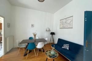 a living room with a blue couch and a table at Les Pieds dans le Bassin in Le Havre