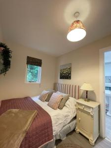 Postel nebo postele na pokoji v ubytování Woodland Cabin - Cotswold Way - Logs & Dogs