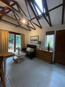 TV a/nebo společenská místnost v ubytování Woodland Cabin - Cotswold Way - Logs & Dogs + 24 fotografií