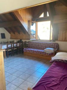 una sala de estar con un sofá y una mesa en Chalet de l'Ardoisière, en Saint-Colomban-des-Villards