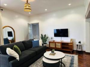 Televiisor ja/või meelelahutuskeskus majutusasutuses 2-bed farmhouse on 85-acre tea estate pool - 2331