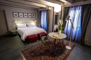 Un pat sau paturi într-o cameră la Uve Rooms & Wine Bar