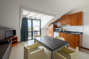 カヴァッリーノ・トレポルティにあるEurobeach Residenceの部屋にテーブルと椅子のあるキッチン