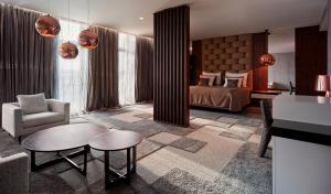 Postel nebo postele na pokoji v ubytování Theatre Hotel + 56 fotografií