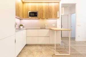 Кухня или мини-кухня в Global Immo 3395 Sylvia 1M
