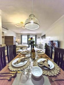 Un comedor con una mesa y un comedor. en Cozy Studio with Balcony in Palawan Smart Lock, Near Airport, Netflix, Free Wifi, en Bancaobancao