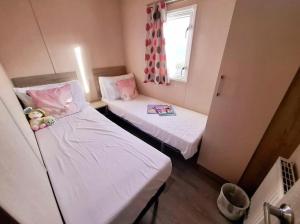 Postel nebo postele na pokoji v ubytování Ocean Bliss-Beach Front - Lux- Sea View- 3-Bedroom Caravan- 8 Sleeps + 34 fotografií