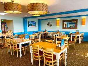 Restaurace v ubytování Ocean Bliss-Beach Front - Lux- Sea View- 3-Bedroom Caravan- 8 Sleeps