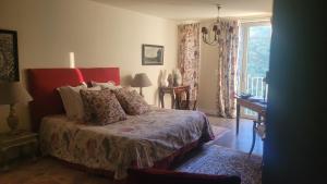 a bedroom with a bed with pillows and a window at Villa Blanche - Teritoria in Arles
