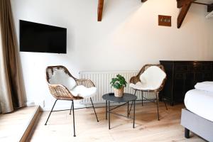 a living room with two chairs and a table at Hofje van Maas in Zandvoort