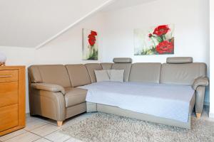 シャルボイツにあるSchmiedestraße 3 Wohnung 7のリビングルーム(ソファ、椅子付) +13枚の写真