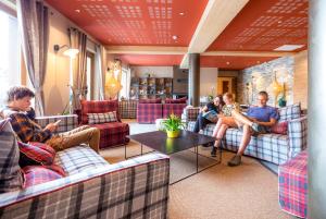 un groupe de personnes assises dans une salle d'attente dans l'établissement Résidence Club MMV La Clé des Cimes, à Arêches