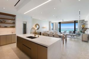 ナッソーにあるBeachfront 3 bedroom Luxury Residenceのキッチン、海の景色を望むダイニングルーム