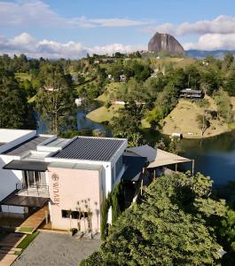 グアタペにあるArvum Hotel Boutiqueの湖のある家の空中写真