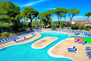 ein Swimmingpool mit Liegestühlen und Strandkörben in der Unterkunft L’Écrin du Mas, 4 pers Piscine à Calvisson in Calvisson