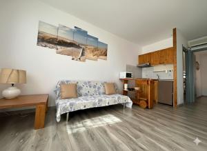 ボニファシオにある8 ARBOUSIERS VILLA 12のソファとテーブルのあるリビングルーム