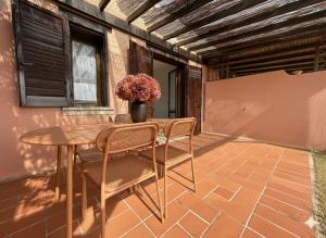 ボニファシオにある8 ARBOUSIERS VILLA 12のパティオ(テーブル、椅子2脚付)