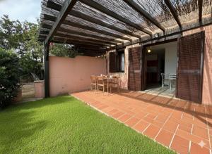 ボニファシオにある8 ARBOUSIERS VILLA 12の屋外パティオ(パーゴラ、芝生付)