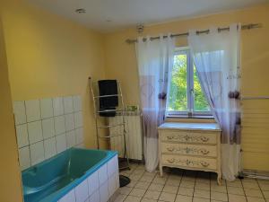 TV a/nebo společenská místnost v ubytování La maisons aux volets bleus + 32 fotografií