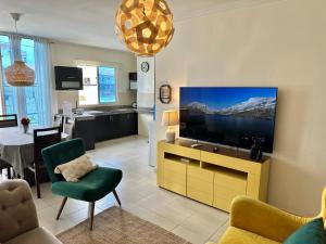 TV a/nebo společenská místnost v ubytování DEPARTAMENTOS, a una calle de la PLAYA Y MALECÓN