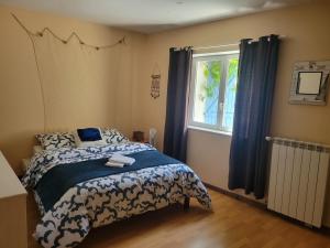 Postel nebo postele na pokoji v ubytování La maisons aux volets bleus