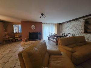 Posezení v ubytování La maisons aux volets bleus